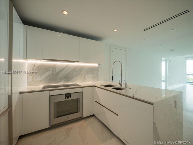 Building Photo - 10201 Collins Ave