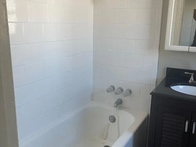 Foto del edificio - 1111 Blake Ave