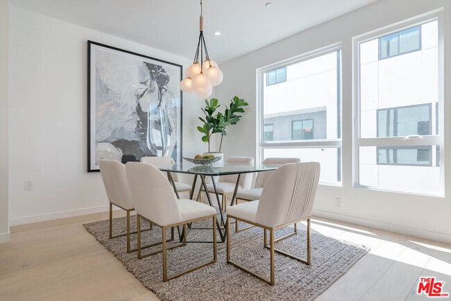 Building Photo - 1214 N Sycamore Ave