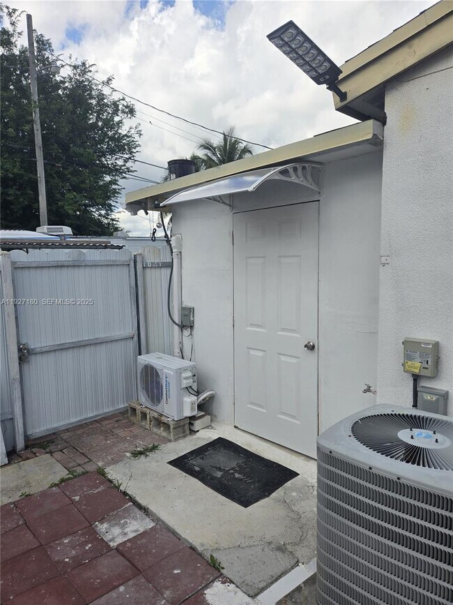 Foto del edificio - 16240 NW 18th Ave