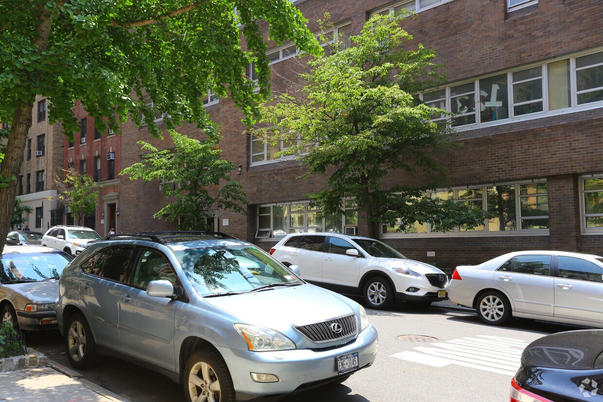 Building Photo - 310 W 75th St