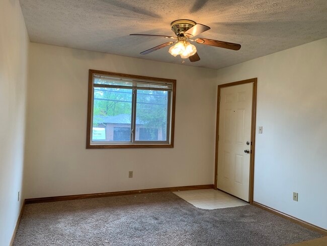 Iiving room - 6048 E Pea Ridge Rd