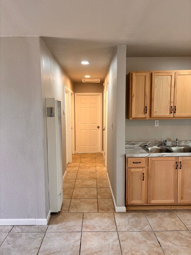 Building Photo - Cute 3 bedroom, 1 bath