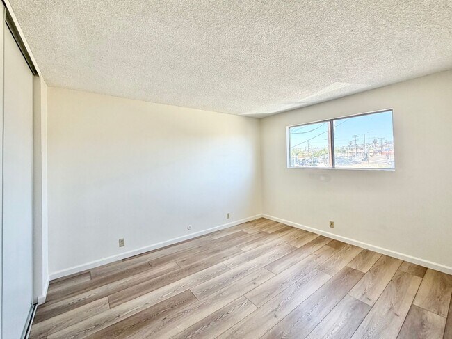 Foto del edificio - Upper Corner Unit with Parking
