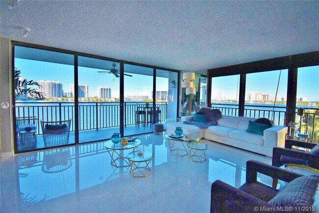 Foto del edificio - 17720 N Bay Rd