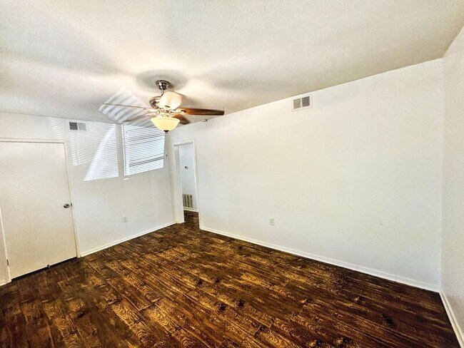 Building Photo - 1460 Woody Dr