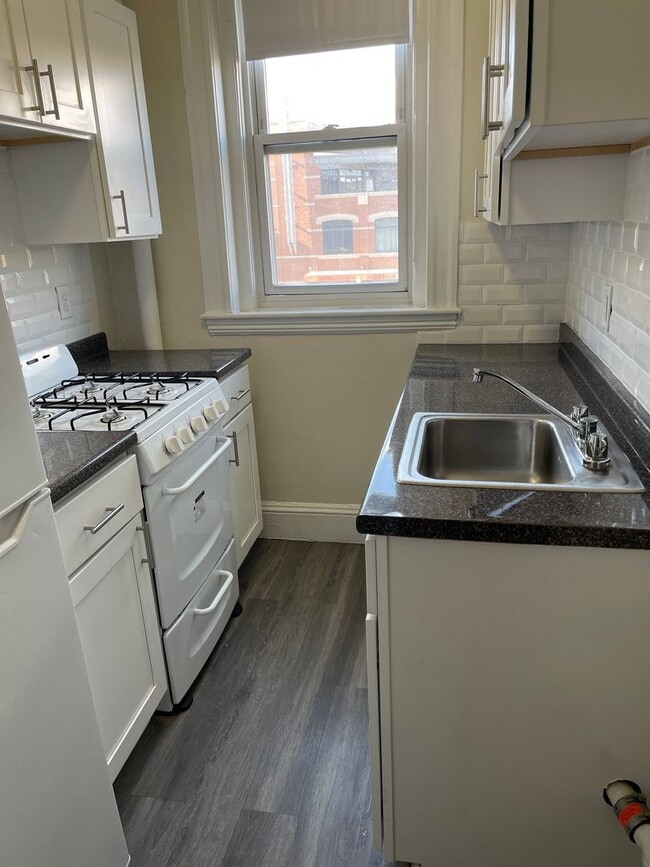 Building Photo - Modern and spacious STUDIO   NO Fee Close ...