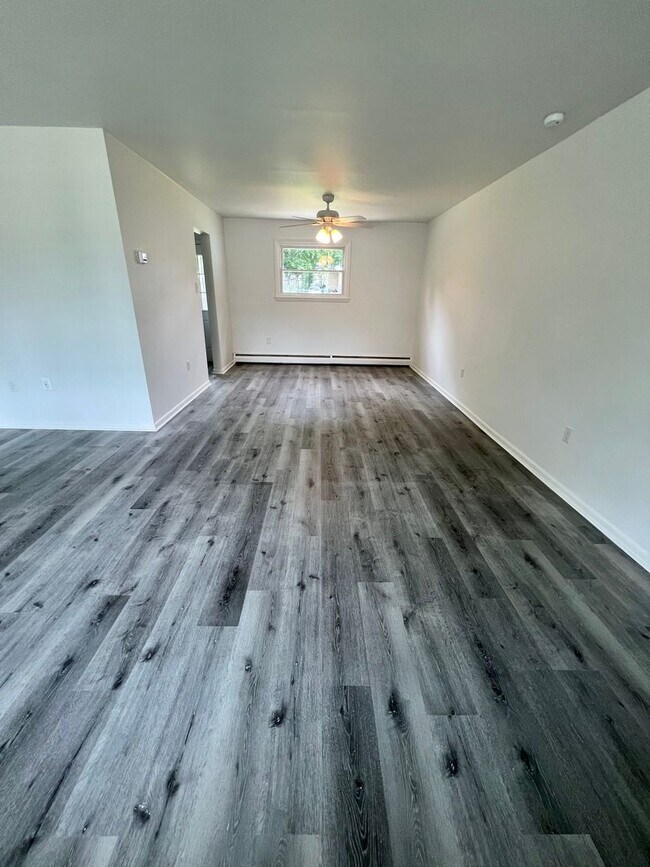Building Photo - Fully Renovated Single-Family home in Glen...