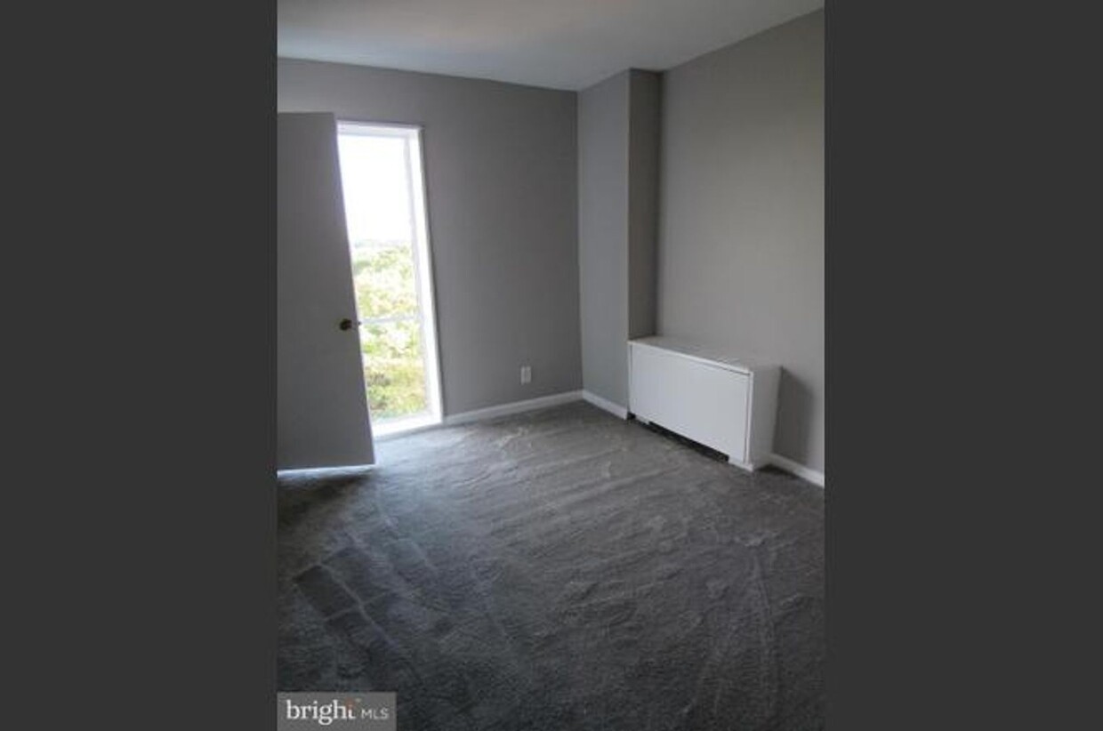 Foto principal - NEWLY AVAILABLE - RENOVATED 3 BR UNIT IN T...