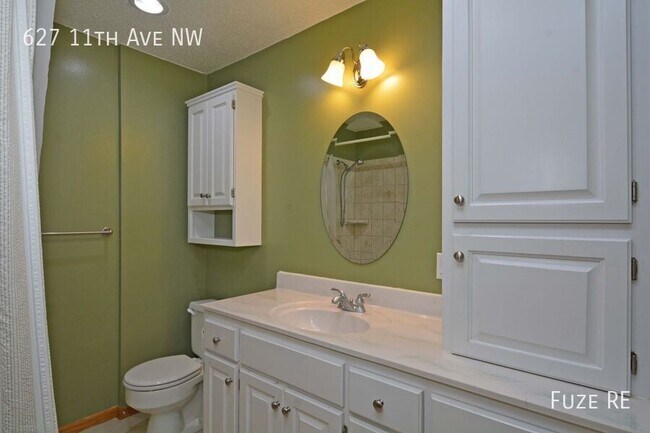 Foto del edificio - 627 11th Ave NW