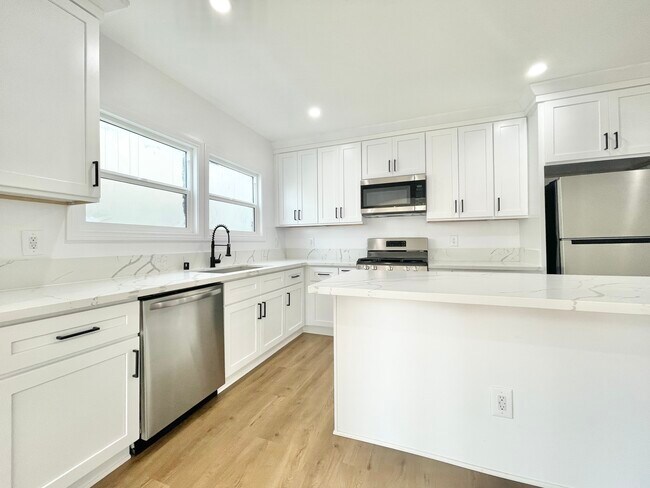 Building Photo - 2107 7th Ave