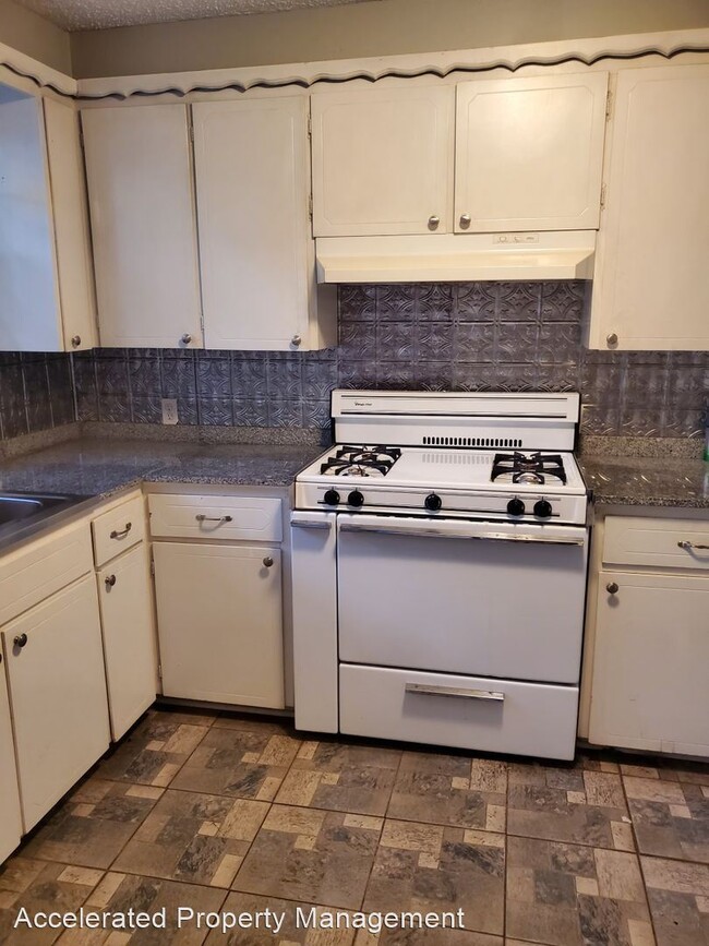 Building Photo - 2 br, 1.5 bath House - 210 E E Ave