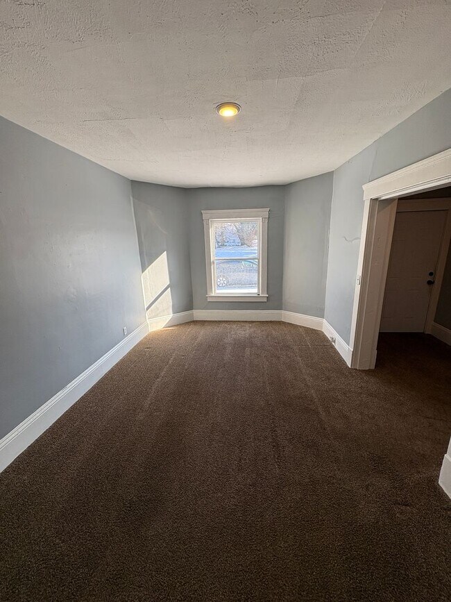 Building Photo - Move-In Ready 5-Bedroom Home in Prime Barberton Location