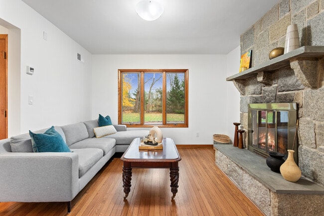 Building Photo - 425 Taconic Rd