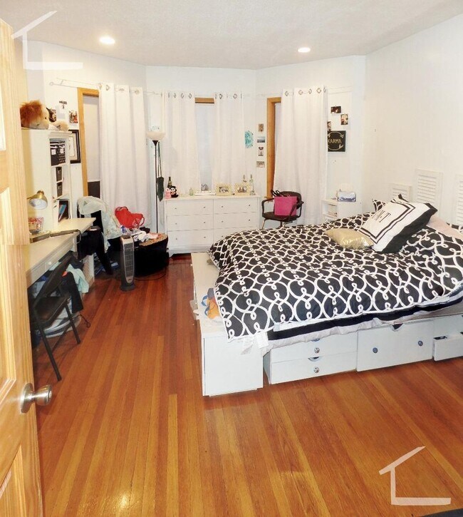 Building Photo - Unique BU Apartment. 9/1/26!