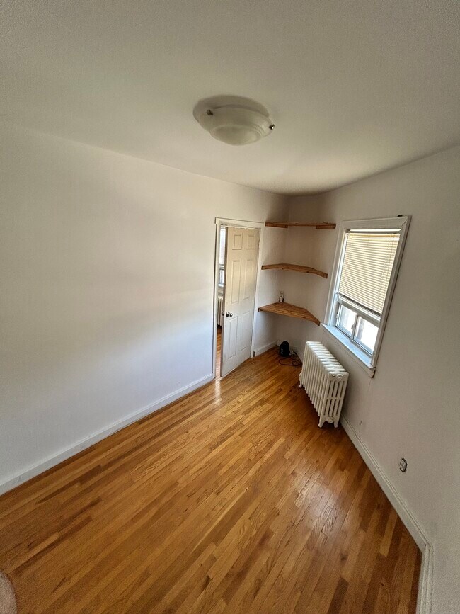 Small 1 bedroom - 759A The Queensway