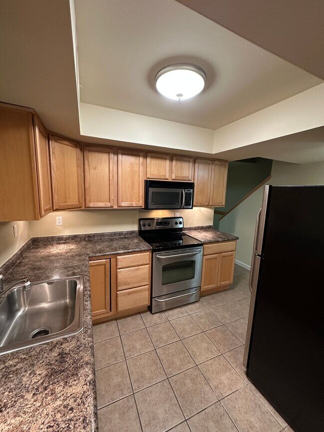 Foto del edificio - MOVE IN SPECIAL - 1/2 OFF FIRST MONTHS RENT! Germantown 2 story Townhome! Private Fenced in Patio...