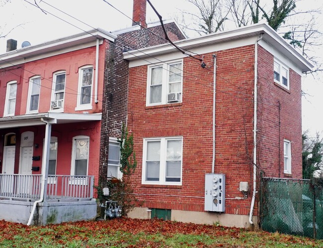 Building Photo - Updated large 2BR 1BA home with driveway p...