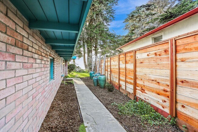 Building Photo - F-617 Seacliff