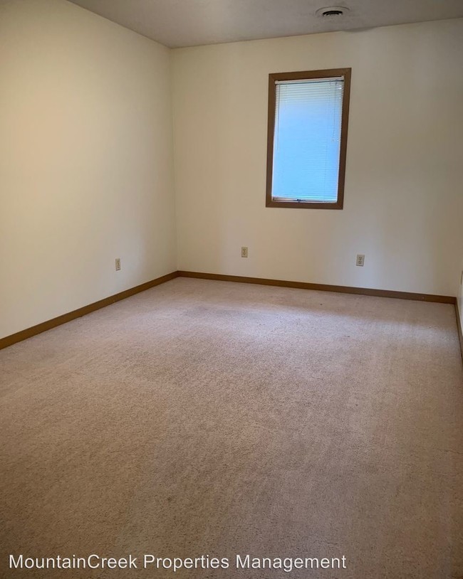 Building Photo - 1241 Pineview Dr