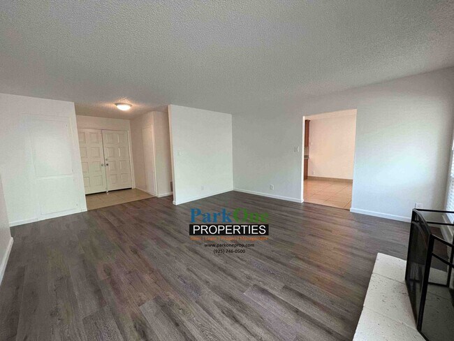 Foto del edificio - House With Paved Side Yard and Spacious Backyard in Pinole Now Available!!