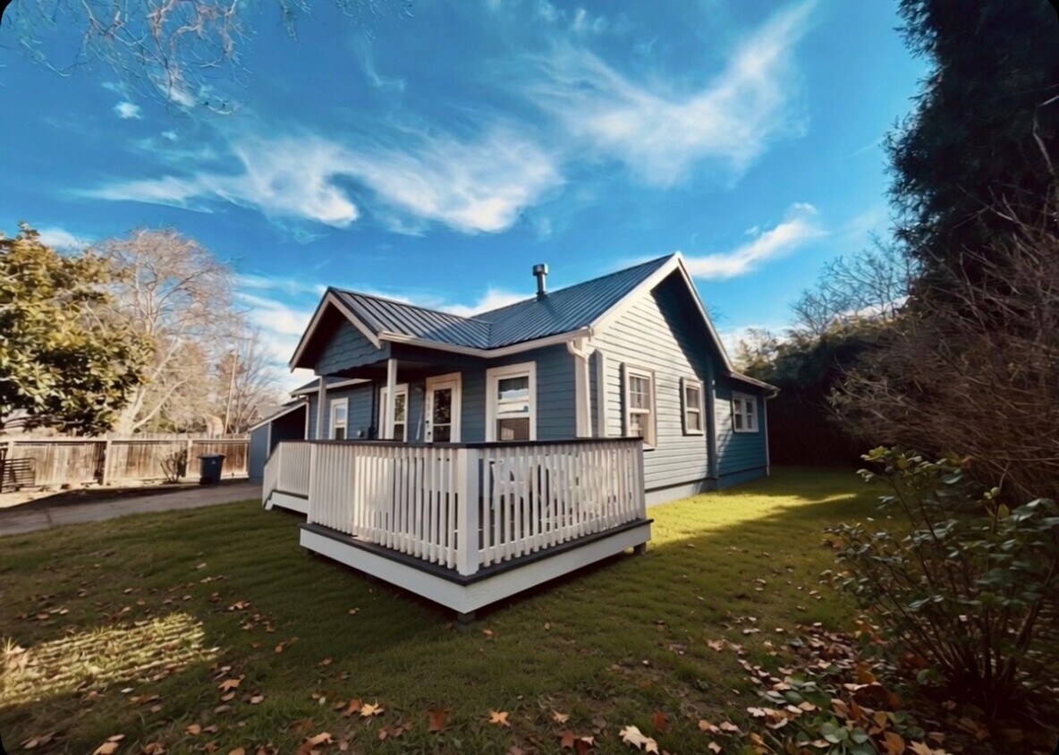 Foto del edificio - Three bedroom cottage on large lot | Available July