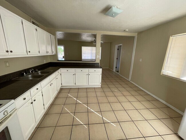 Foto del edificio - TWO HOMES FOR THE PRICE OF ONE!