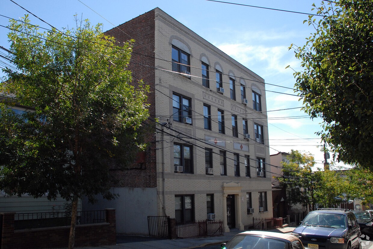Foto principal - 6302 Polk St