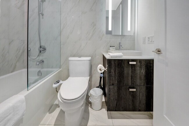 Building Photo - 480 Front St W