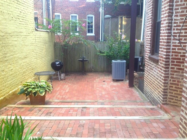 Building Photo - 329 E St SE