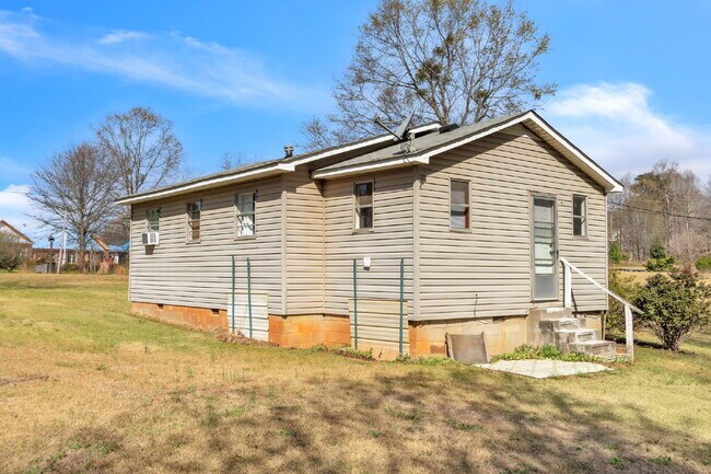 Foto del edificio - Cozy & Convenient 2BR/1BA Living in the Heart of Greer! $825/mo rent