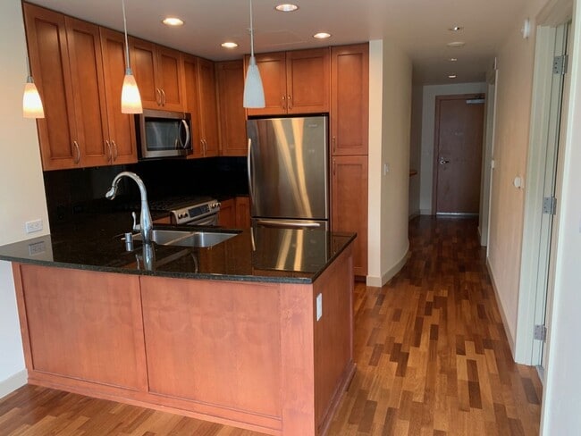 Foto del edificio - Bellevue Washington Square. One bed, One full bath. 1 Reserved parking. 17th floor. Concierge