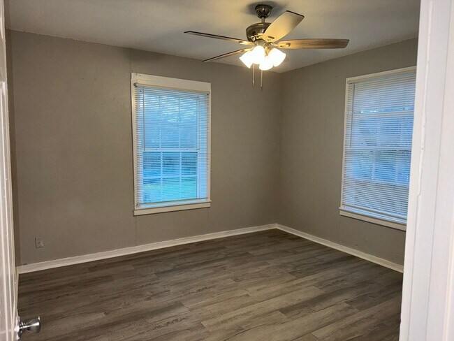 Building Photo - Remodeled 3/1 In Denison