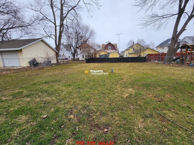 Building Photo - 2 Bedroom with HUGE fenced in yard