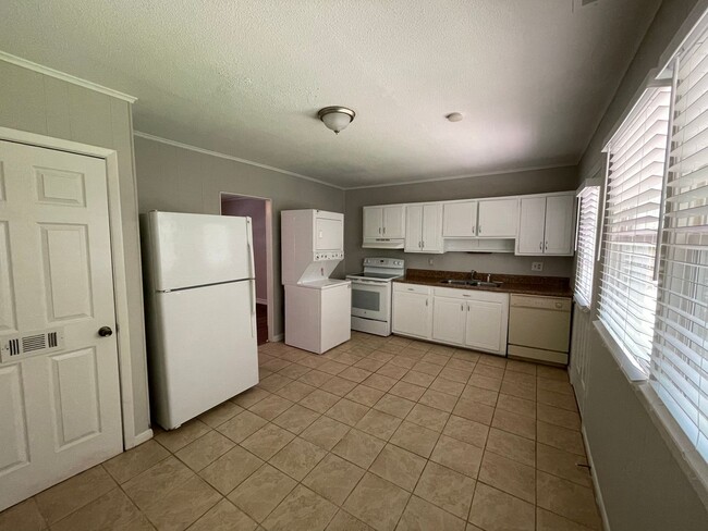 Building Photo - Beautiful 3BR/2BA home with massive fenced...
