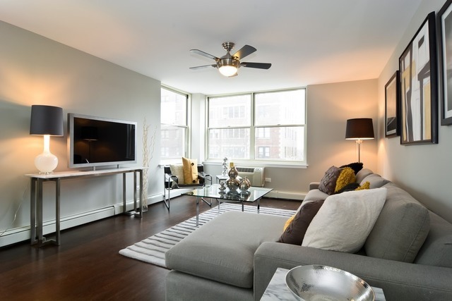 Living Room1 - 3033 N Sheridan Rd