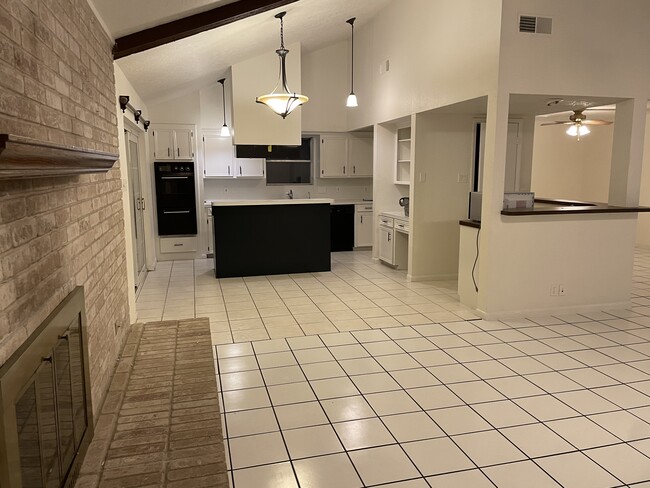 Building Photo - 16402 Mill Point Dr