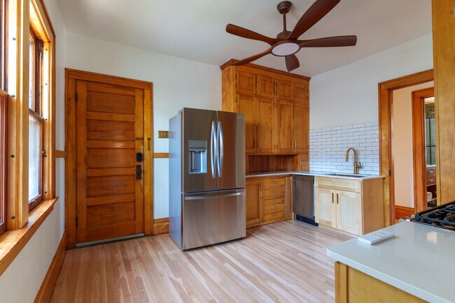 Foto del edificio - 824 5th St NE