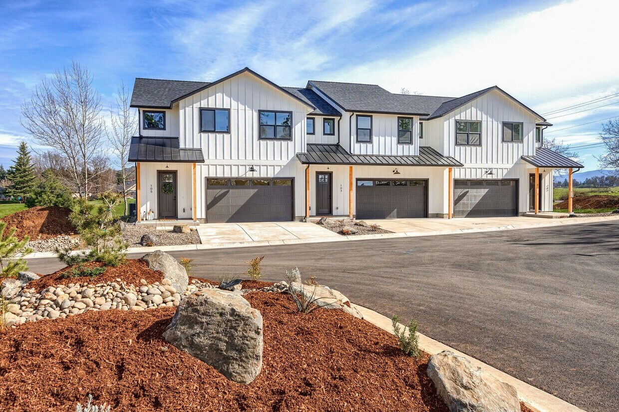 Foto principal - Former Model Home on Golf Course