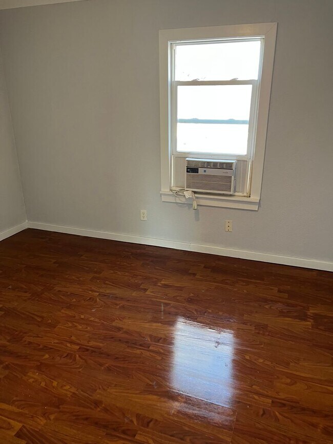 Building Photo - Great 2br/2ba home with large yard and large bonus room!