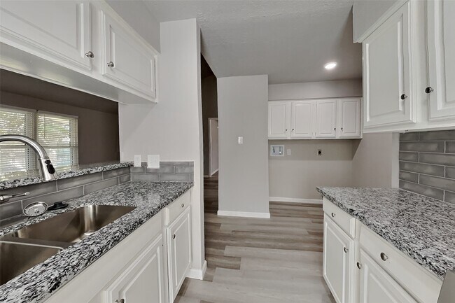 Foto del edificio - 1618 Live Oak Hollow St