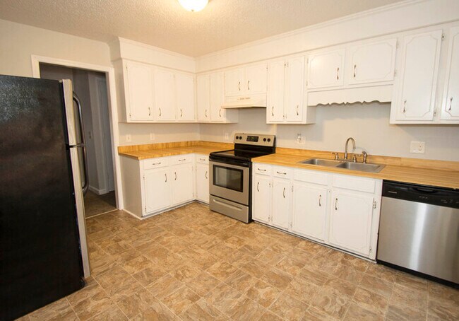 Building Photo - Amazing 3 Bedroom! This Won't Last Long!!!
