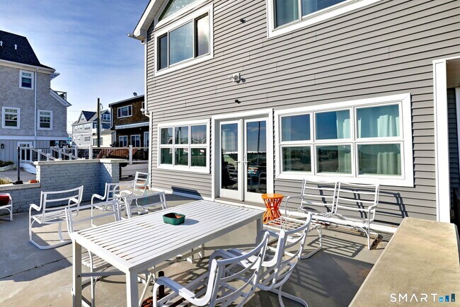 Foto del edificio - 25 Milford Point Rd