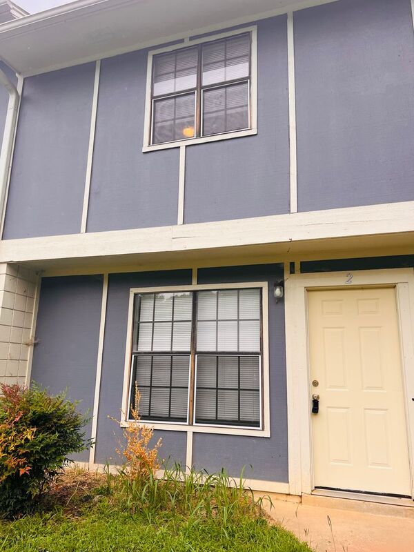 Building Photo - 1800 Labette Manor Dr
