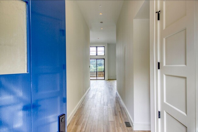 Building Photo - Beatiful Newer Luxury Townhouse with Water...