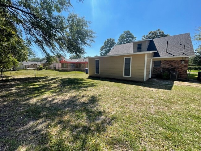 Building Photo - Spacious Inside & Out