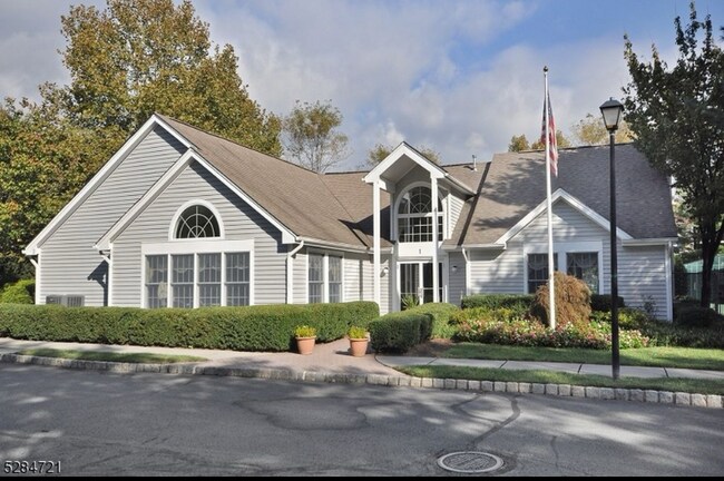 Foto del edificio - 27 Springbrook Rd E