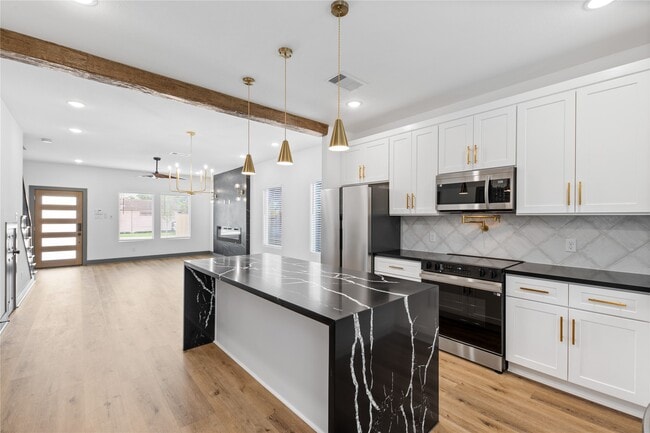 Foto del edificio - 6813 Parkhurst Dr