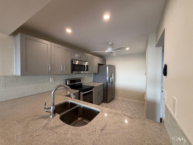 Building Photo - 9 Royal Palm Way