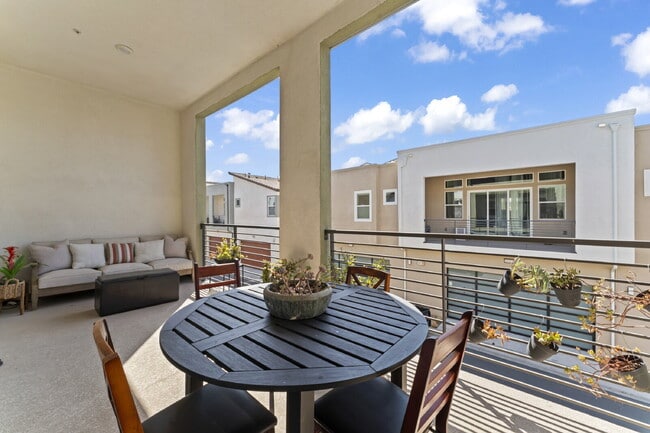 Building Photo - "Spacious 3-Bedroom Townhouse Retreat in P...